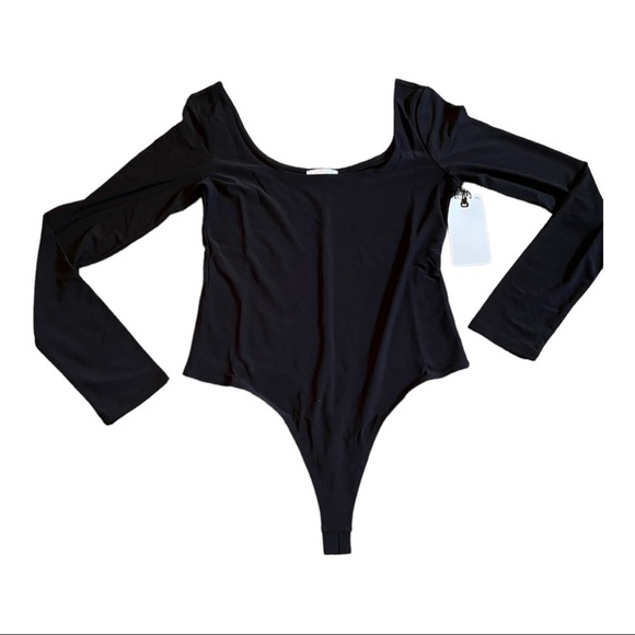 Leith DOUBLE SCOOP LONG SLEEVE THONG BODYSUIT IN BLACK - Picture 6 of 11